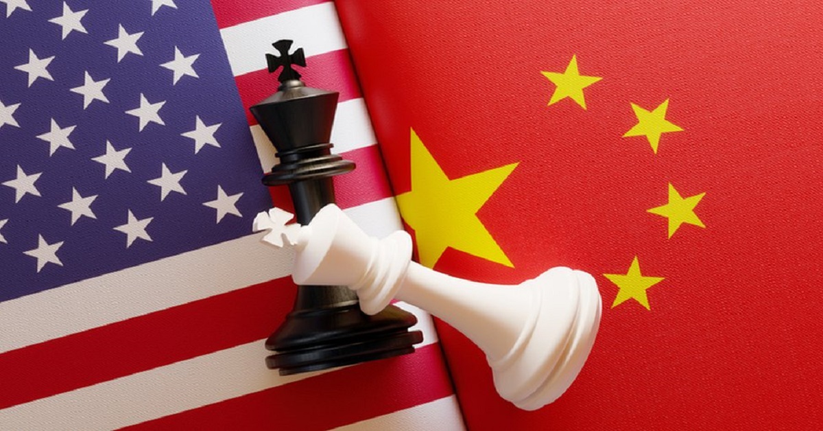 En la foto, las banderas de EEUU y China y dos piezas de ajedrez encima