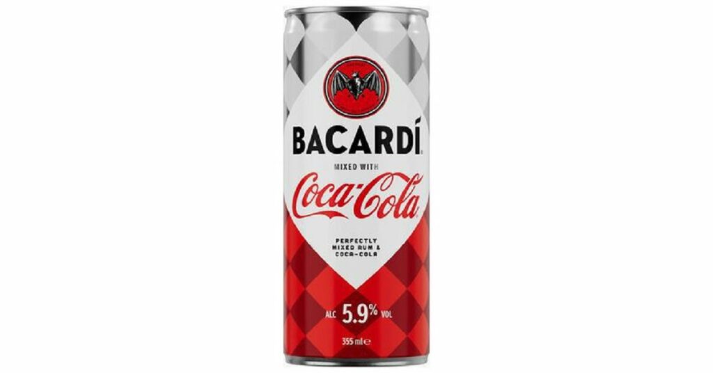 En la foto, un preparado de Bacardí y Coca Cola, en una latica