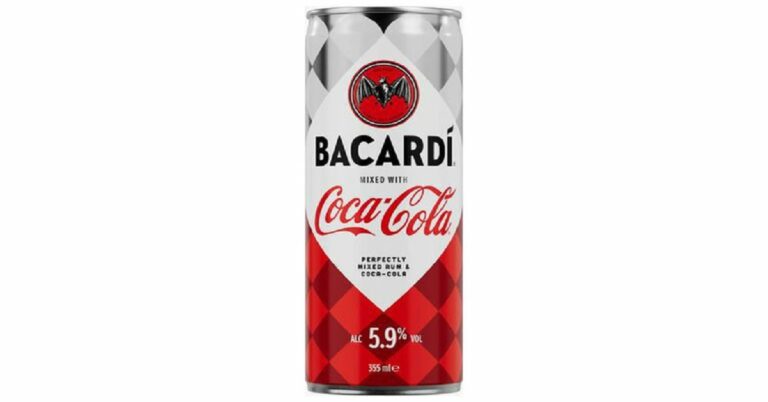 En la foto, un preparado de Bacardí y Coca Cola, en una latica