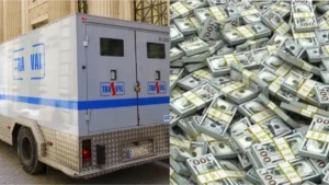 En la foto, un vehículo cubano de recoger moneda y upaquetes de dólares