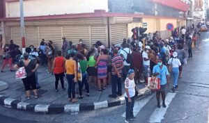 En la foto, cola para comprar alimentos en Cuba