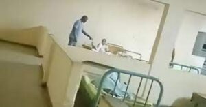 En la foto, una imagen tomada de un vídeo de la golpiza que le dan aun paciente psiquiátrico en Santa Clara