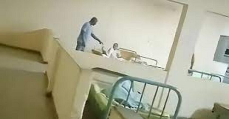 En la foto, una imagen tomada de un vídeo de la golpiza que le dan aun paciente psiquiátrico en Santa Clara