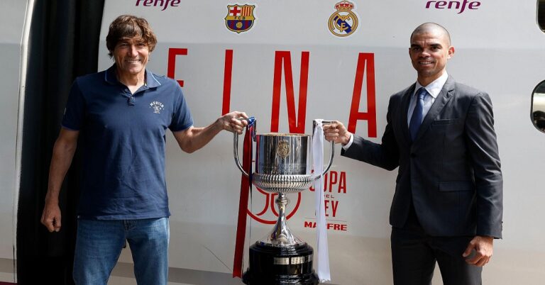 En la foto, Julio Salinas y Pepe con la Copa del rey