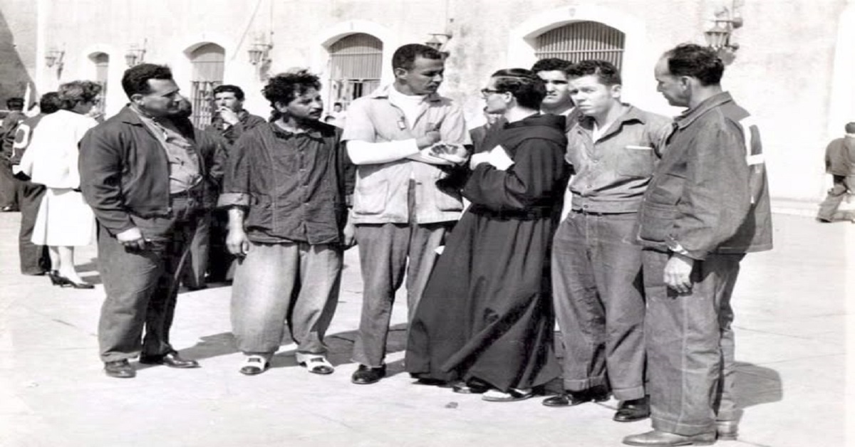 En la foto, el capellán de La Cabaña dialoga con algunas personas