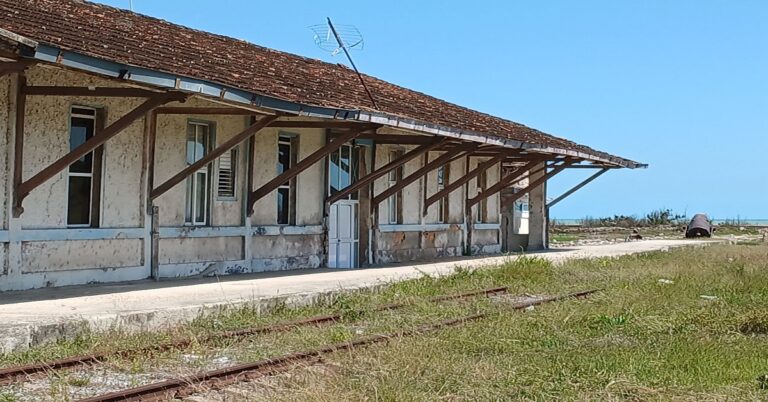 En la foto, la estación de ferrocarriles de Surgidero de Batabanó