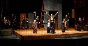 En la foto, un escenario y unos actores durante una obra de Teatro