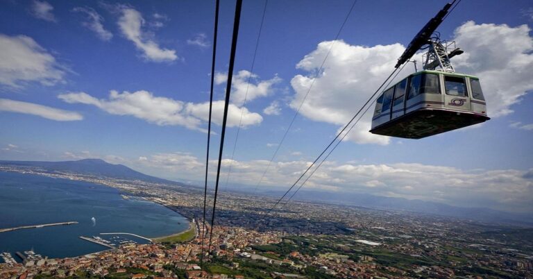 En la foto, una cabina del teleférico de Nápoles