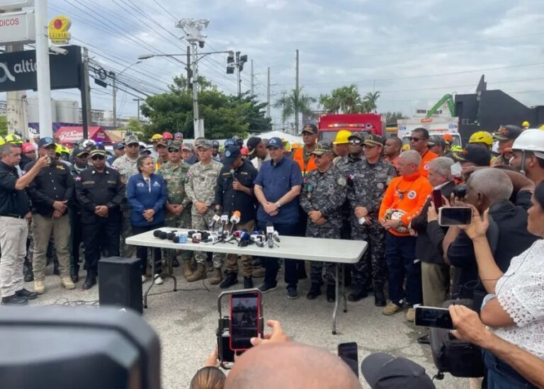 En la foto, momento en que las autoridades informan de 221 muertos en la discoteca Jet Set