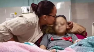 En la foto, la madre del niño Damir y su hjo en el hospital