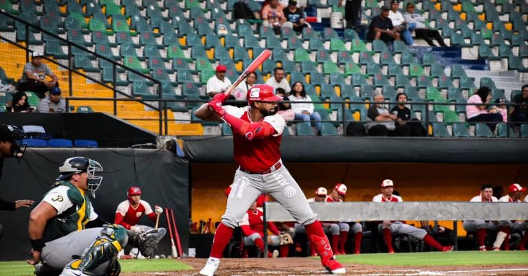 En la foto, Un jugador de los Diablos Rojos batea