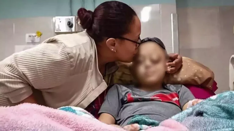 En la foto, la madre del niño Damir y su hjo en el hospital