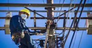 En la foto, un trabajador eléctrico sobre una torre, en algún lugar de Matanzas