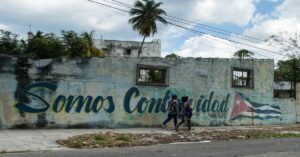 En la foto, un cartel en una calle sde La Habana, donde dice "Somos Continuidad"