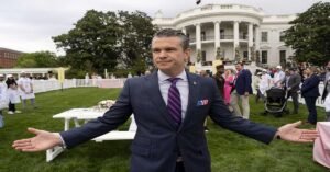 En la foto, el Secretario de Defensa de Estados Unidos, Pete Hegseth