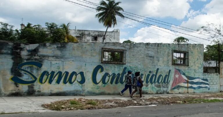En la foto, un cartel en una calle sde La Habana, donde dice "Somos Continuidad"