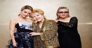 En la foto, la actriz Debbie Reynolds, con su hija y su nieta, también actrices