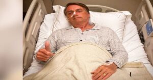 En la foto, Bolsonaro en un hospital