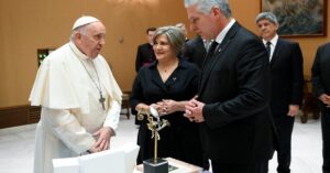 En la foto, momento en que el Papa Francisco recibió a Díaz-Canel y La Machi en el Vaticano
