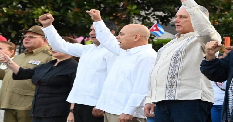 En la foto, el presidente de Cuba y algunos de sus colaboradores