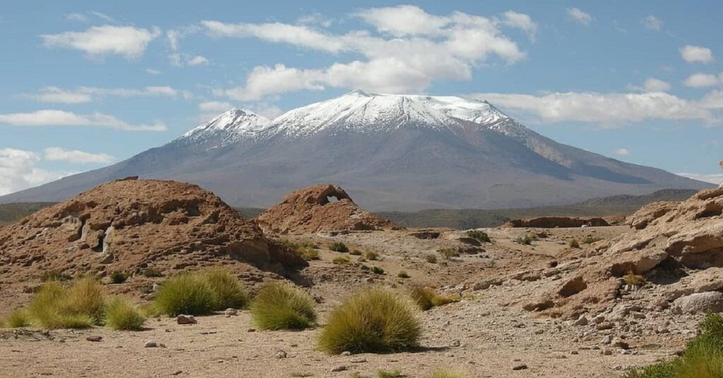 En la foto, el Uturuncu, el volcán zombie de Bolivia