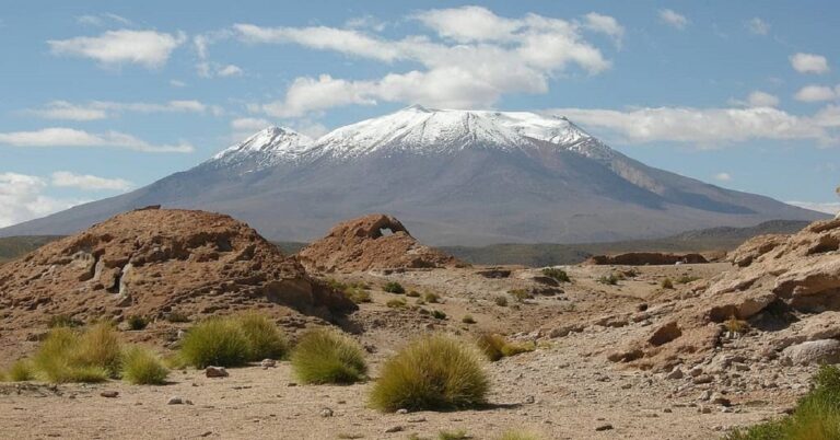 En la foto, el Uturuncu, el volcán zombie de Bolivia