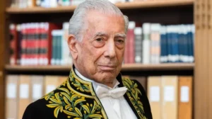 En la foto, el recién fallecido escritor peruano Mario Vargas llosa