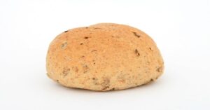 En la foto, un pan con pedazos de cucarachas