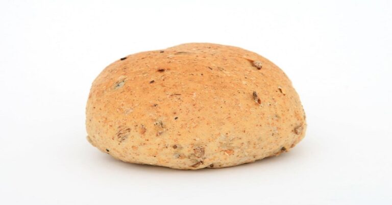 En la foto, un pan con pedazos de cucarachas