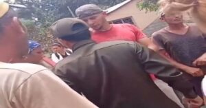 En la foto, pobladores se enfrentan a un militar a una protesta en Cuba