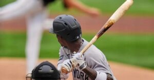 En la foto, el segunda base de los Yankees, Jazz Chisholm usando un bate torpedo