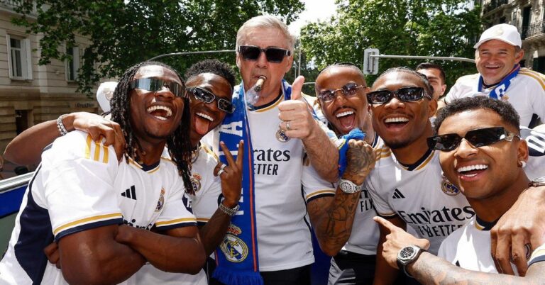 En la foto, Ancelotti rodeado de jugadores del Real Madrid en una celebración
