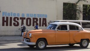 En la foto, un vehículo de 70 años, llamado almendrón, medio de transporte público en Cuba