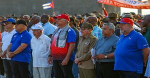 En la foto, la dirigencia cubana presenciando un desfile