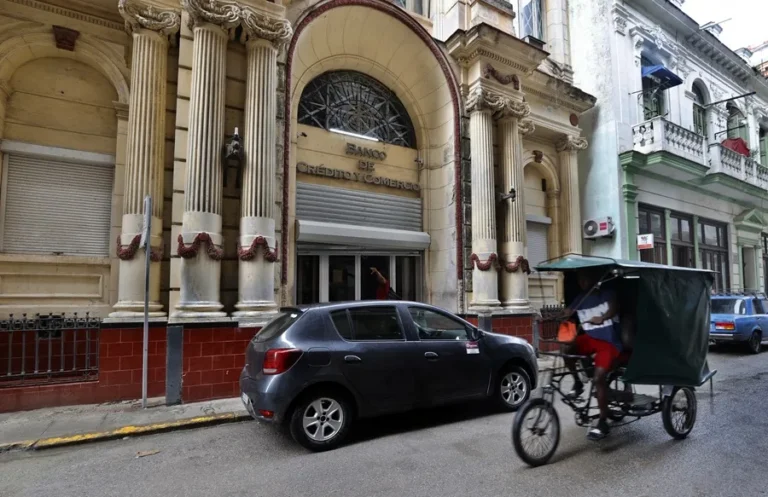 En la foto, una calle de La Habana frente a un Banco de Crédito y Comercio