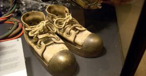 En la foto, zapatos de hierro de los buzos