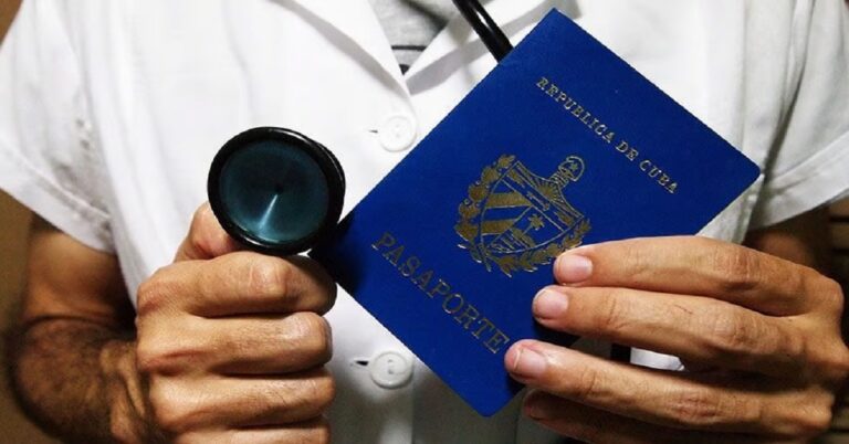 En la foto, un médico cubano con un pasaporte en la mano