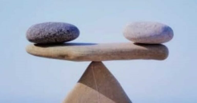 En la foto, dos piedras en equilibrio, sobre otra horizontal, sobre un cono