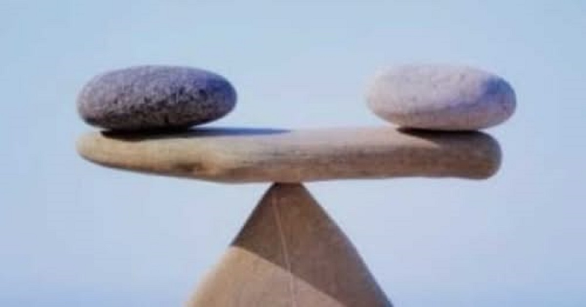 En la foto, dos piedras en equilibrio, sobre otra horizontal, sobre un cono