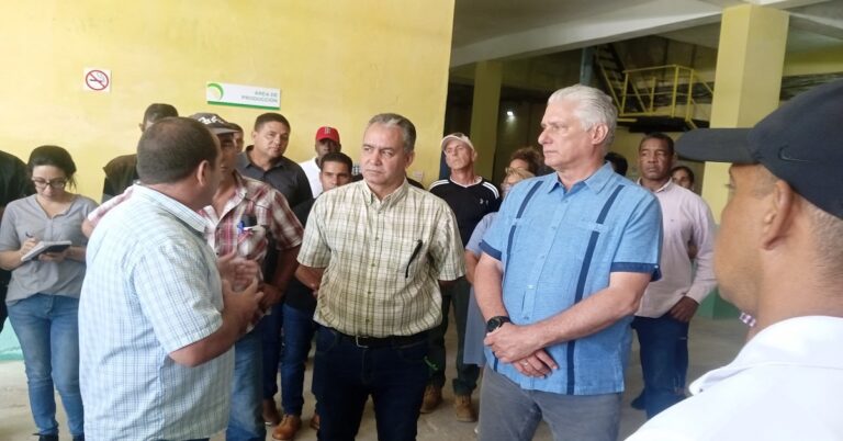 En la foto, Díaz-Canel en la fábrica de piensos de Jaruco, Mayabeque