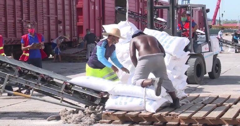 En la foto. Trabajadores descargan arroz vietnamita en Cuba
