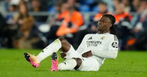 En la foto, momento en que se lesiona el futbolista del Real Madrid Eduardo Camavinga