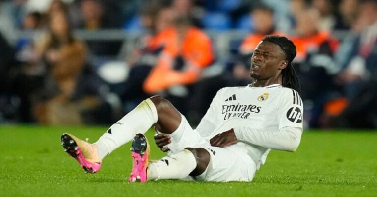 En la foto, momento en que se lesiona el futbolista del Real Madrid Eduardo Camavinga