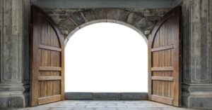 En la foto, unas puertas abiertas