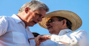 En la foto, Miguel Díaz-Canel y Raúl Castro