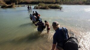 Migrantes cubanos cruzando el río Bravo