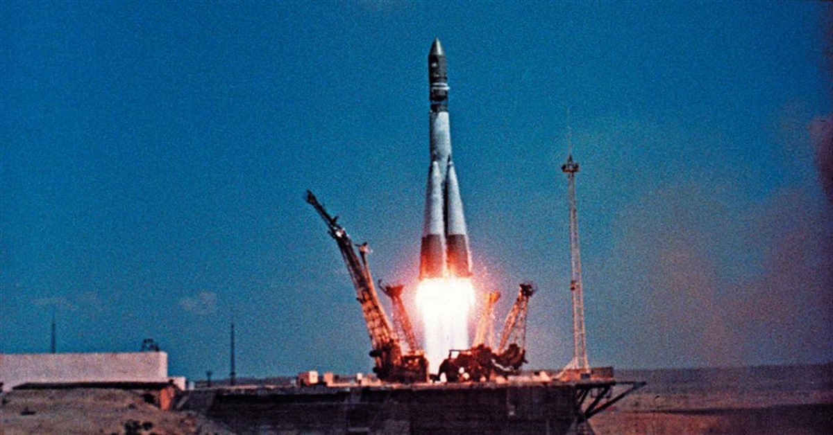 En la foto, una nave espacial al momento de partir