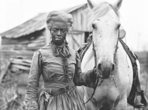 En la foto, una vaquera negra del oeste estadounidense