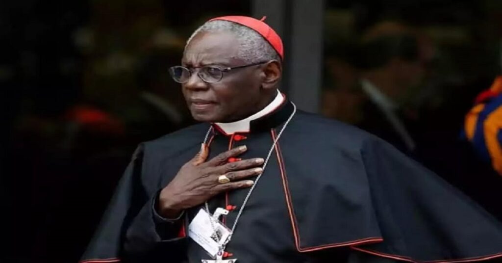 En la foto, el cardenal guineano Robert Sarah, uno de los candidatos para ser Papa