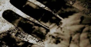 En la foto, las manos tiznadas de una mujer en Cuba